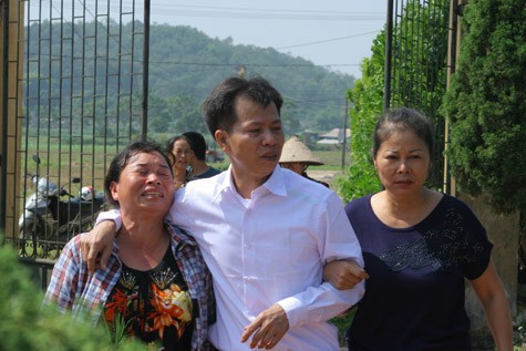 Ngay sau khi trở về nhà, ông Nguyễn Thanh Chấn đã đến thắp nén nhang cho người bố của mình là liệt sỹ Nguyễn Hữu Phan ở nghĩa trang Nghĩa Trung (Bắc Giang).